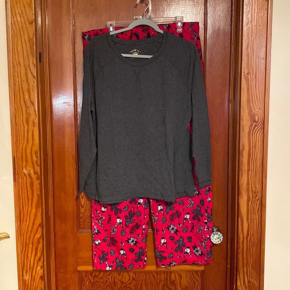 Men’s size XL Pajama set. Worn once. Flannel bottoms. Excellent condition.